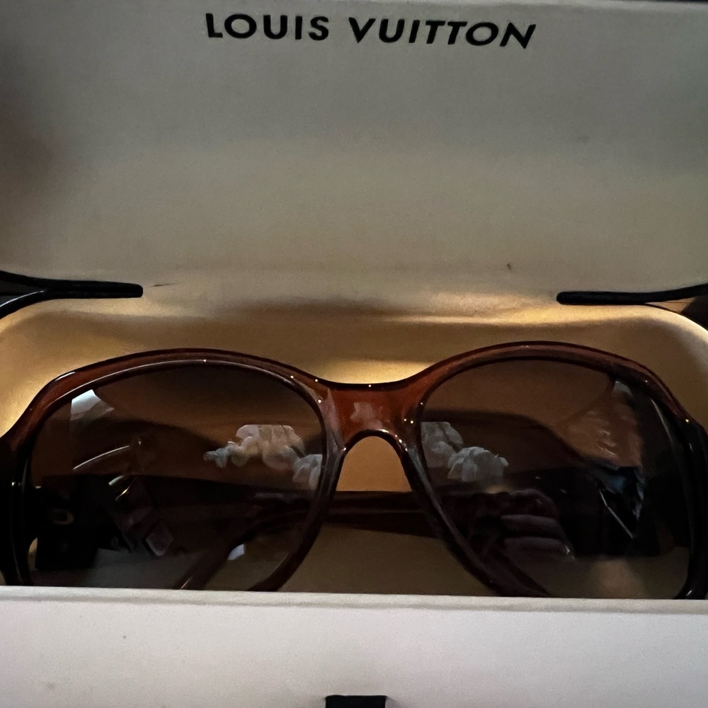 Louis Vuitton Hortensia Sunglasses - Picture 2 of 13